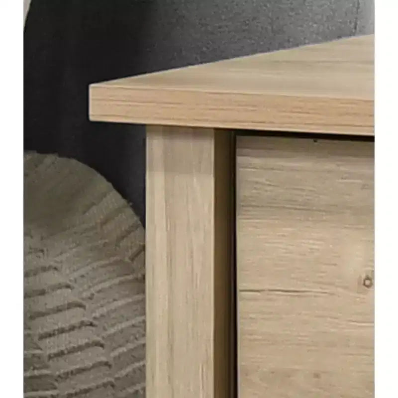 Cette table de chevet avec 1 tiroir Celeste 20W au fini chêne clair allie un style contemporain à des solutions de rangement astucieuses, créant un espace.
