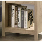 Cette table de chevet avec 1 tiroir Celeste 20W au fini chêne clair allie un style contemporain à des solutions de rangement astucieuses, créant un espace.
