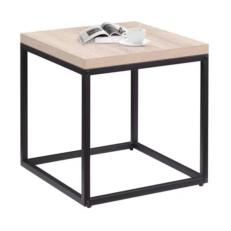 Conçue à la fois pour le style et la fonction, cette petite table d'appoint carrée en bois et métal avec rangement, pour le salon.