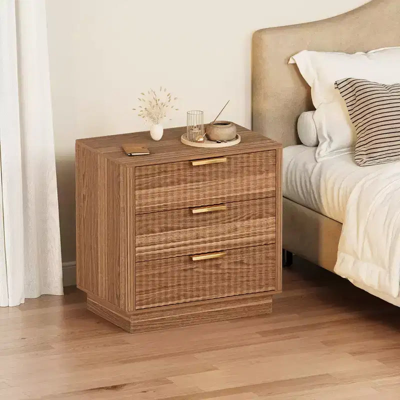 Table de chevet en bois cannelé avec 3 grands tiroirs, table de chevet de style moderne du milieu du siècle, table d'appoint de rangement autoportante pour chambre et salon