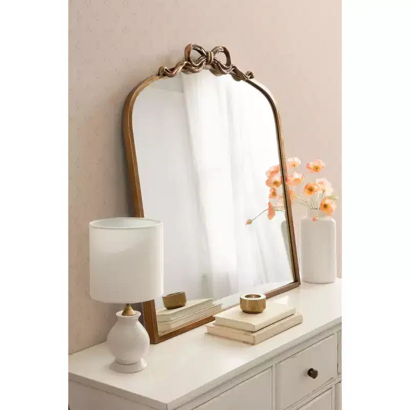 Miroir arqué avec ruban Arendahl de Kate and Laurel, doré, 28x30