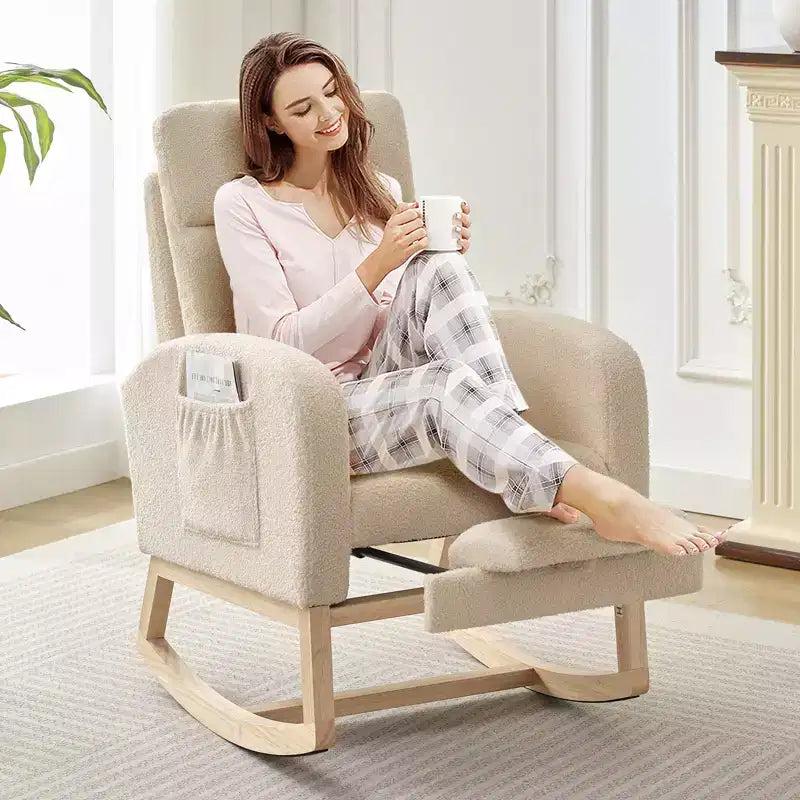 Fauteuil à bascule en tissu Teddy pour chambre de bébé, planeur en bois de 136 kg avec dossier haut et 2 poches latérales, fauteuil à bascule d'appoint confortable pour chambre et salon