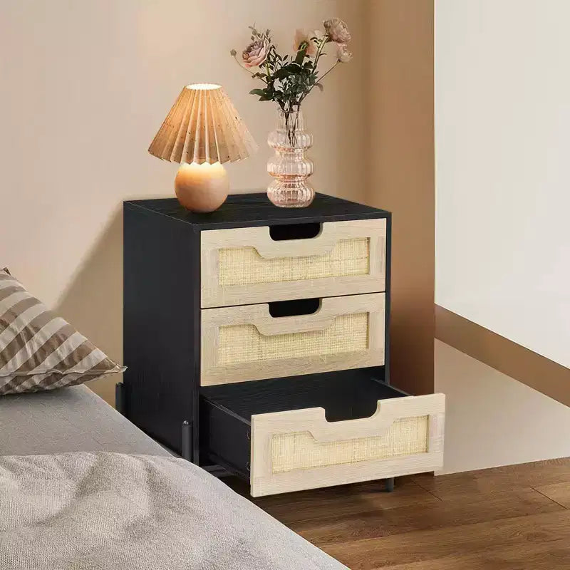 Table de chevet en rotin, Table de nuit bohème en cannage avec pieds en métal, Table d'appoint tissée moderne pour petits espaces, Table d'appoint autonome pour chambre à coucher