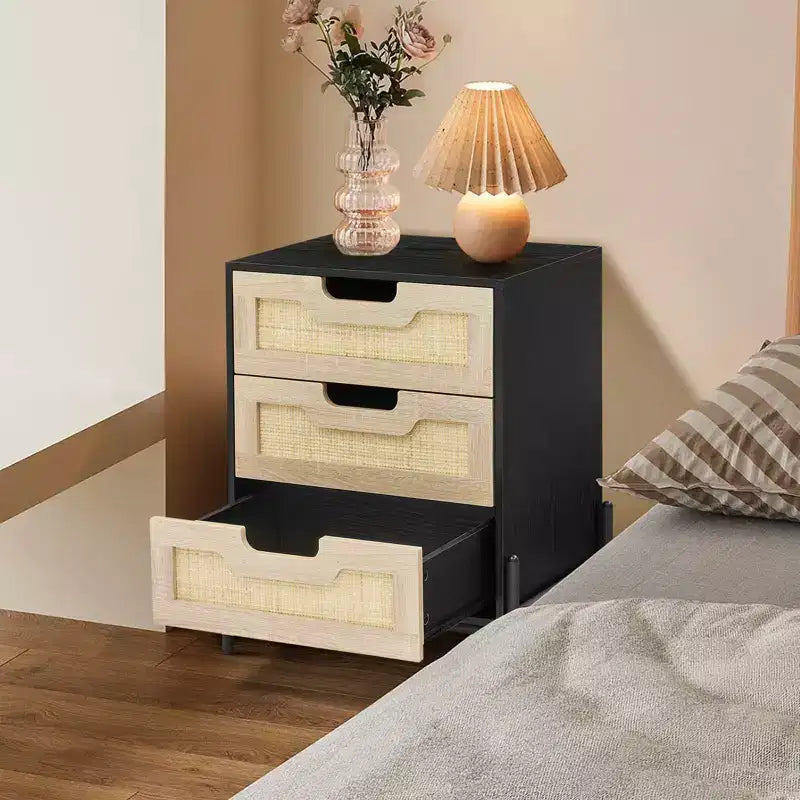 Table de chevet en rotin, Table de nuit bohème en cannage avec pieds en métal, Table d'appoint tissée moderne pour petits espaces, Table d'appoint autonome pour chambre à coucher