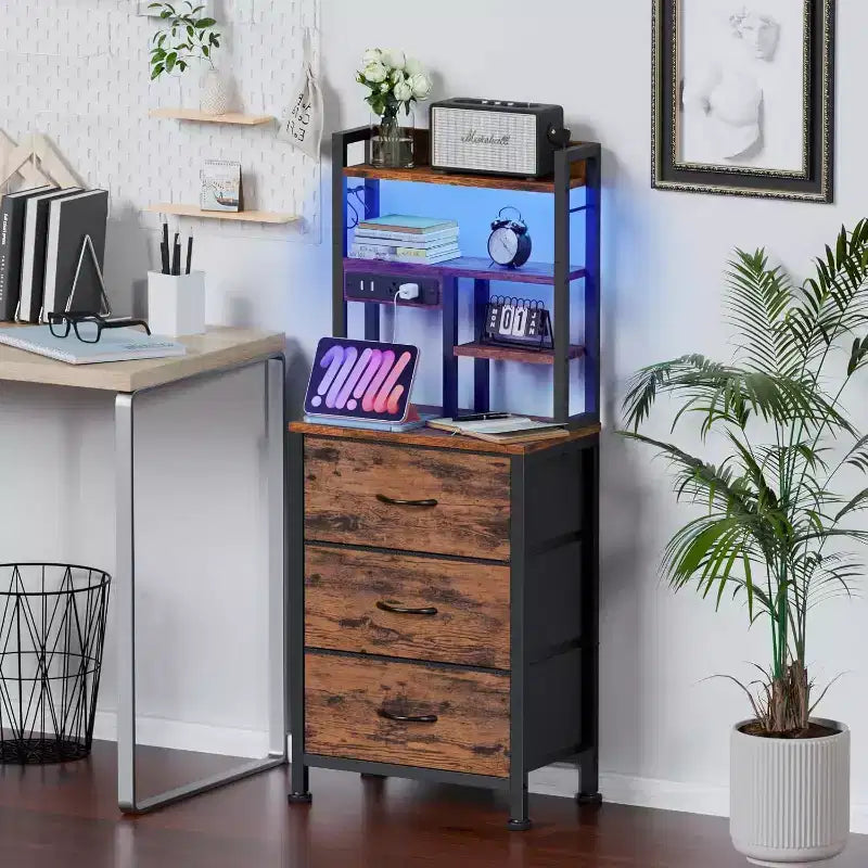 Qwatto Table de Chevet Haute de 115 cm avec Station de Recharge USB et Lumière, 3 Tiroirs en Tissu, Bibliothèque pour Petite Chambre à Coucher ou Dortoir, Finition Marron