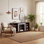 Meuble TV JVNOXK avec contour en fausse pierre empilée, console de divertissement moderne avec espace de rangement ouvert, couleur cerisier