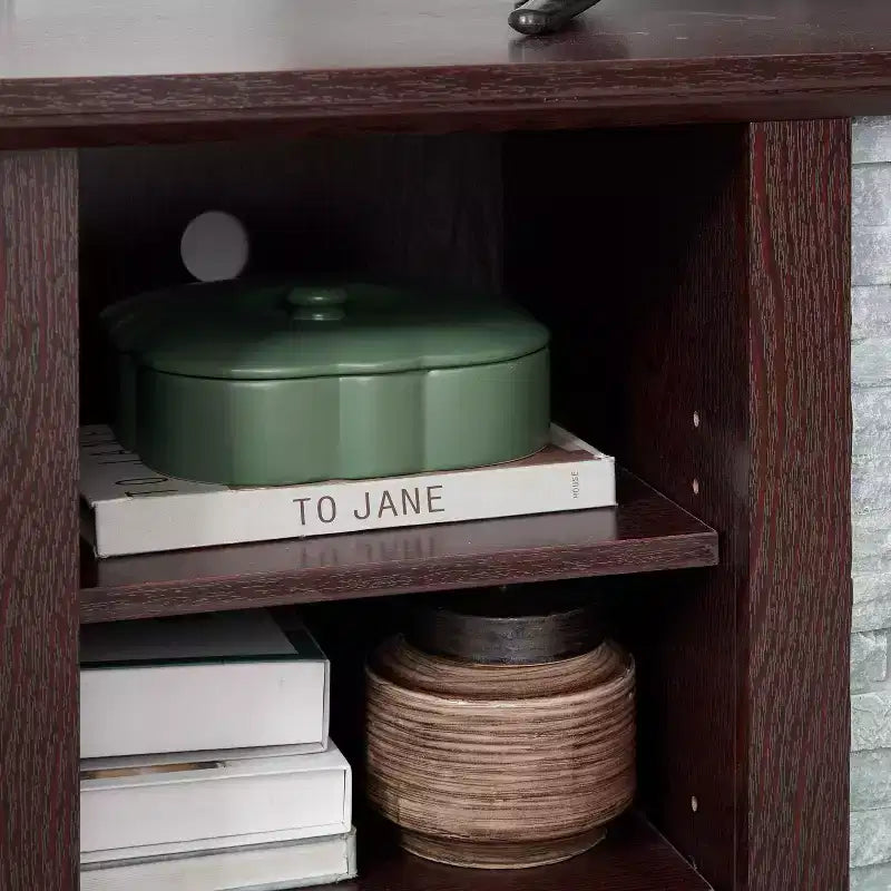 Meuble TV JVNOXK avec contour en fausse pierre empilée, console de divertissement moderne avec espace de rangement ouvert, couleur cerisier