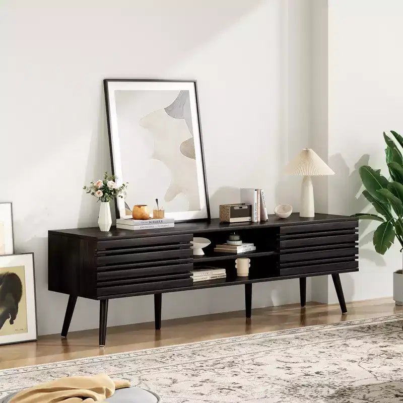 Meuble TV JVNOXK de style scandinave pour téléviseurs jusqu'à 70 pouces avec rangements, meuble TV en bois cannelé pour salon, console média bohème, noyer foncé