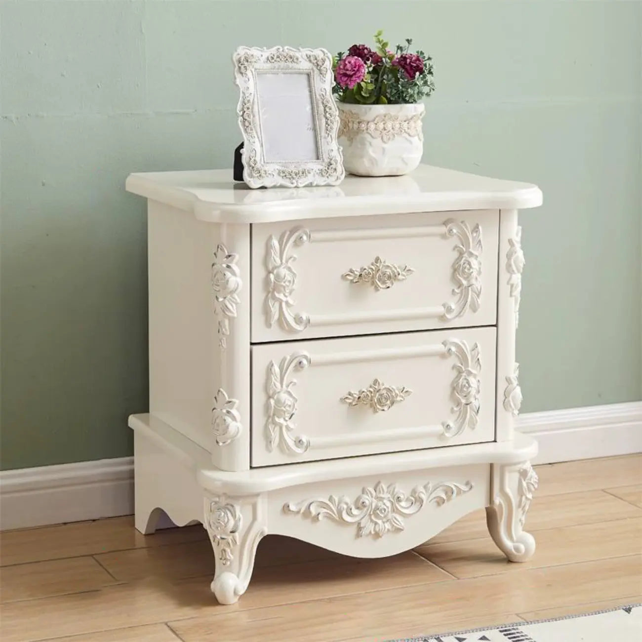 Table de chevet traditionnelle en bois blanc sculpté à 3 tiroirs