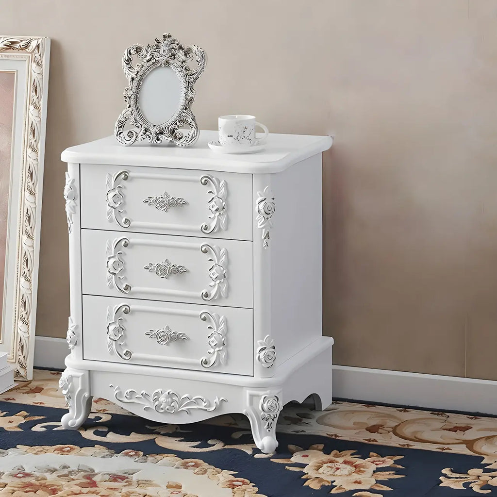 Table de chevet traditionnelle en bois blanc sculpté à 3 tiroirs