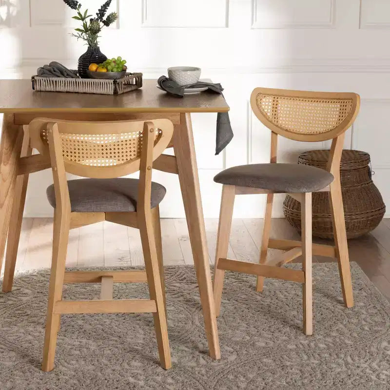 Baxton Studio Tabourets de bar Dannell en tissu et bois, 2 pièces, gris/chêne naturel/brun clair : Revêtement en polyester, Structure en bois d'hévéa