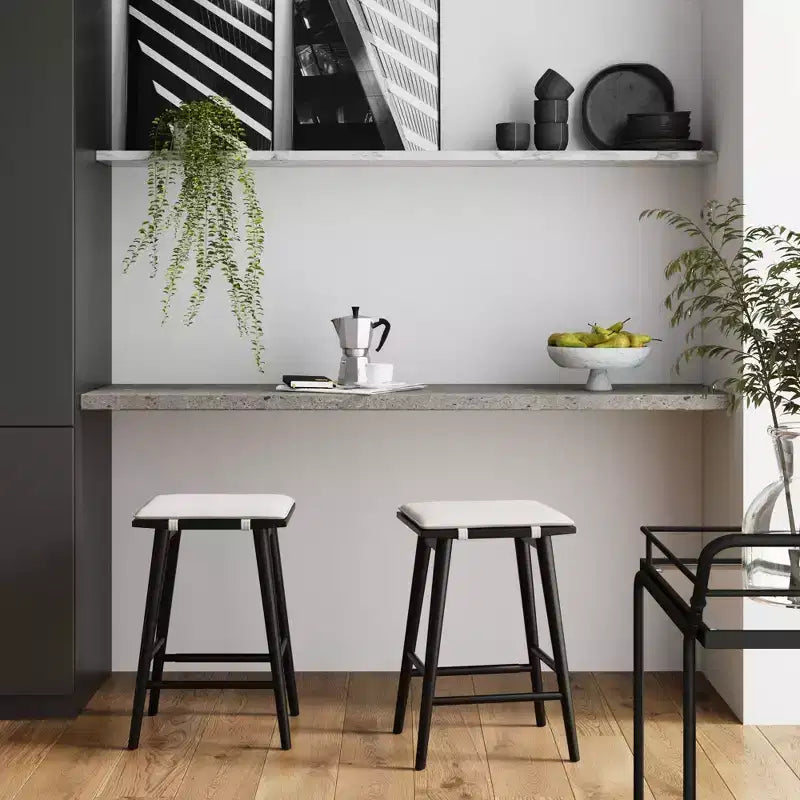 Nathan James Barker Tabouret de bar à hauteur de comptoir en bois et boucle, noir : Rembourrage en lin, 63 cm de haut