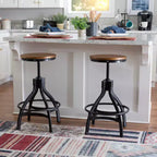 Lot de 2 tabourets de bar réglables Tormo en métal et bois vieilli noirs - Powell : pivotants, assise ronde, design industriel