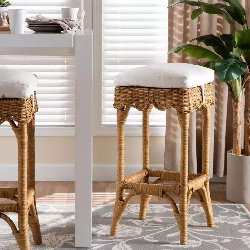 Tabouret de bar en rotin Bali & Pari Muy Scallop Miel/Blanc