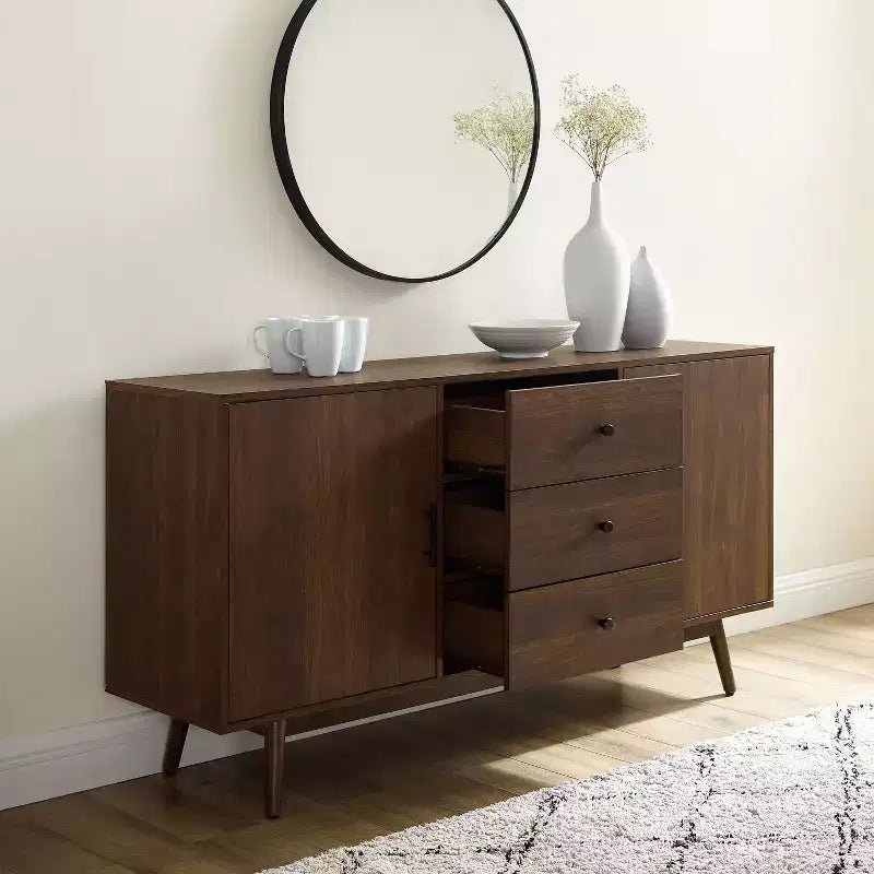 Buffet Lucas marron - Crosley : Buffet rustique du milieu du siècle moderne avec étagères réglables, tiroirs et cadre en bois massif