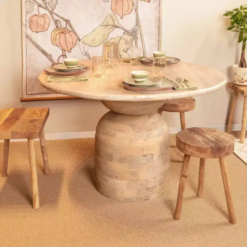 Table de salle à manger en bois de manguier Storied Home Naturelle : Finition blanchie, Piétement colonne, 119 cm de diamètre