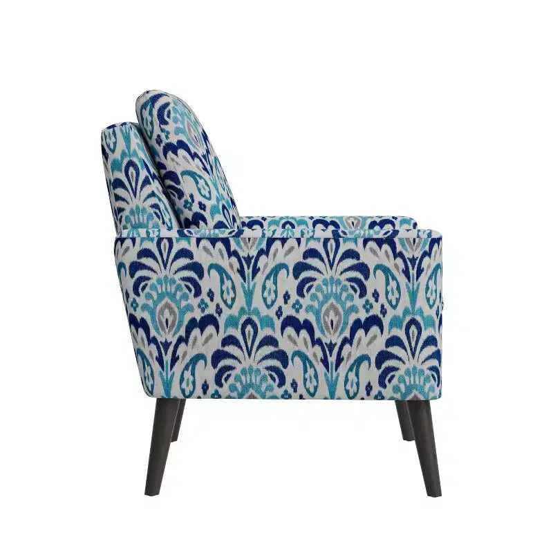 Fauteuil Allyson de Handy Living, style milieu du siècle, petit espace, motif damassé, bleu cobalt/gris