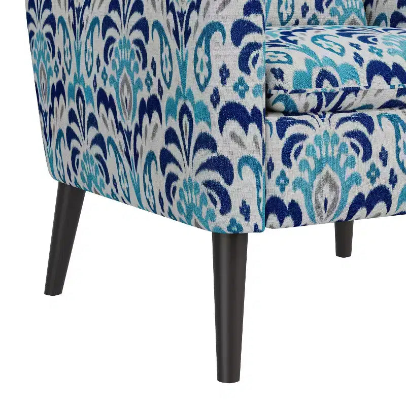 Fauteuil Allyson de Handy Living, style milieu du siècle, petit espace, motif damassé, bleu cobalt/gris