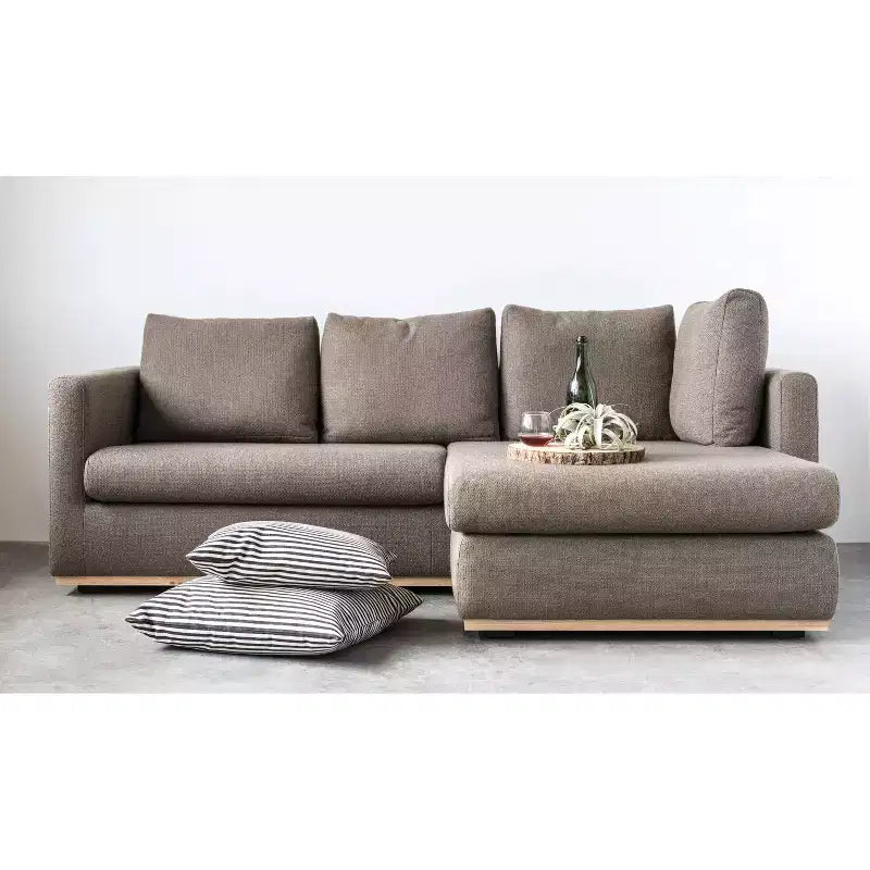 Canapé Storied Home avec méridienne beige : moderne en L, interchangeable, garniture en bois, marron champignon