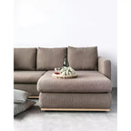 Canapé Storied Home avec méridienne beige : moderne en L, interchangeable, garniture en bois, marron champignon