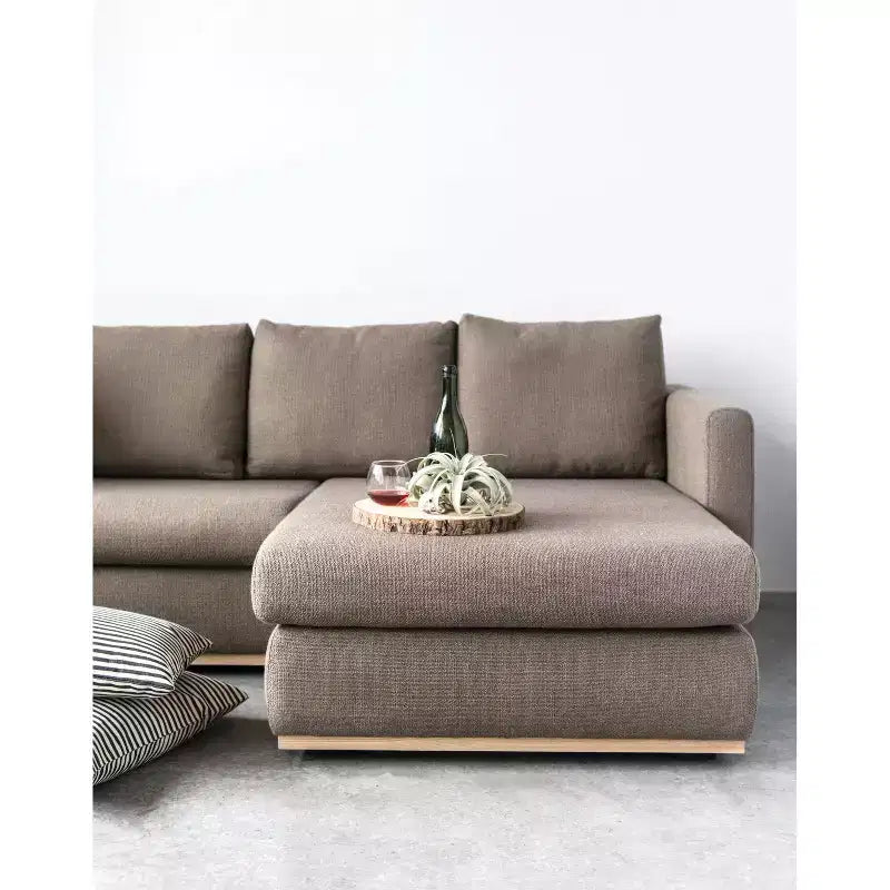 Canapé Storied Home avec méridienne beige : moderne en L, interchangeable, garniture en bois, marron champignon