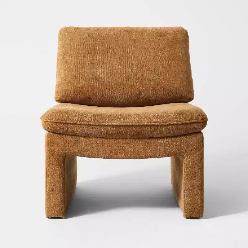 Chaise d'appoint sans accoudoirs Camel Saddle Seat – Threshold™ conçue avec Studio McGee