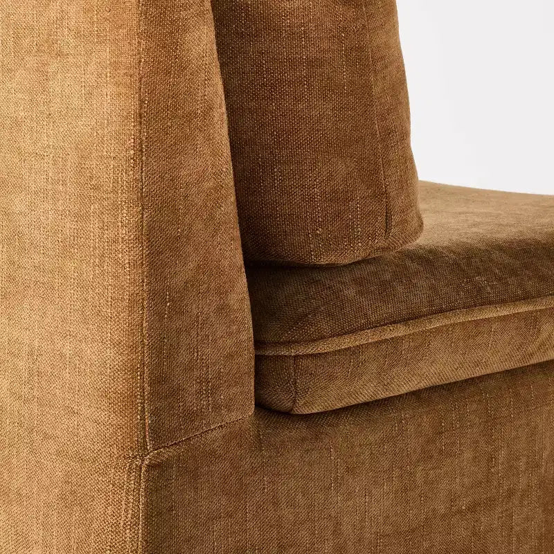 Chaise d'appoint sans accoudoirs Camel Saddle Seat – Threshold™ conçue avec Studio McGee