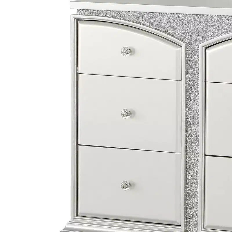 Commode Maverick 67" Platine - Meubles Acme : Style Glendale, 9 tiroirs, poignées en cristal, aucun assemblage requis