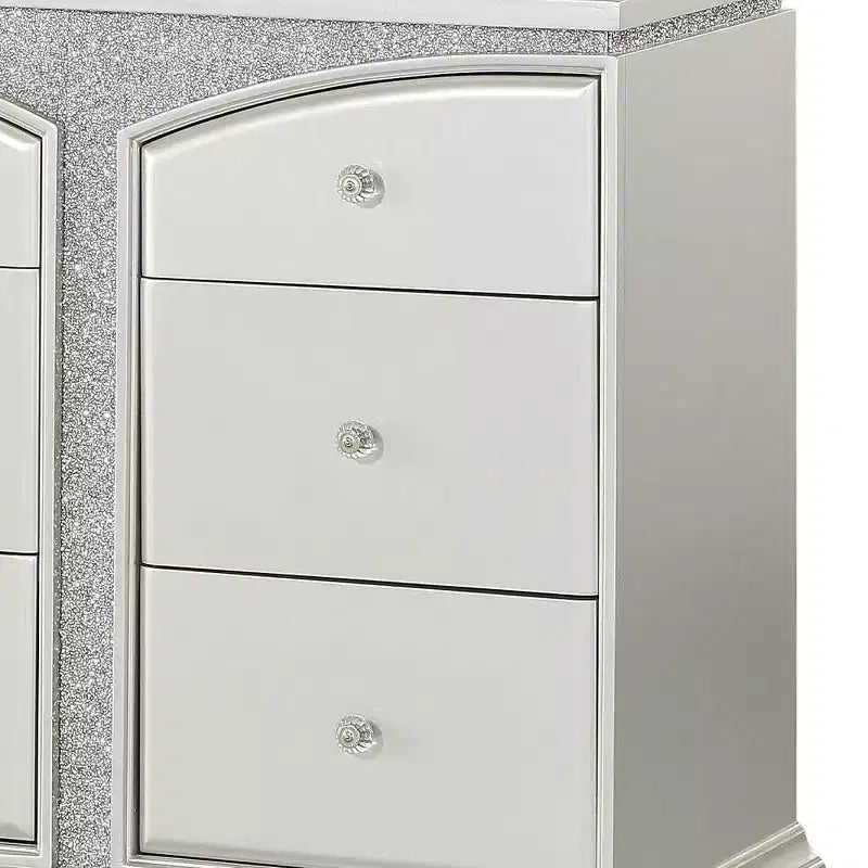 Commode Maverick 67" Platine - Meubles Acme : Style Glendale, 9 tiroirs, poignées en cristal, aucun assemblage requis