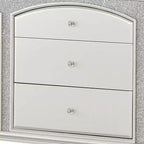 Commode Maverick 67" Platine - Meubles Acme : Style Glendale, 9 tiroirs, poignées en cristal, aucun assemblage requis