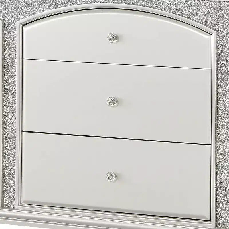 Commode Maverick 67" Platine - Meubles Acme : Style Glendale, 9 tiroirs, poignées en cristal, aucun assemblage requis