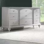 Commode Maverick 67" Platine - Meubles Acme : Style Glendale, 9 tiroirs, poignées en cristal, aucun assemblage requis