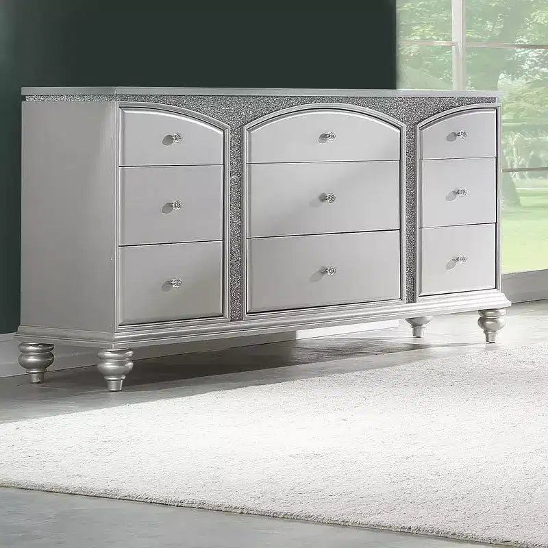 Commode Maverick 67" Platine - Meubles Acme : Style Glendale, 9 tiroirs, poignées en cristal, aucun assemblage requis