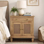 La Table de Chevet Urban Port 30", Portes d'Armoire en Rotin et Façades de Tiroirs en Bois de Mangue Sablé Marron