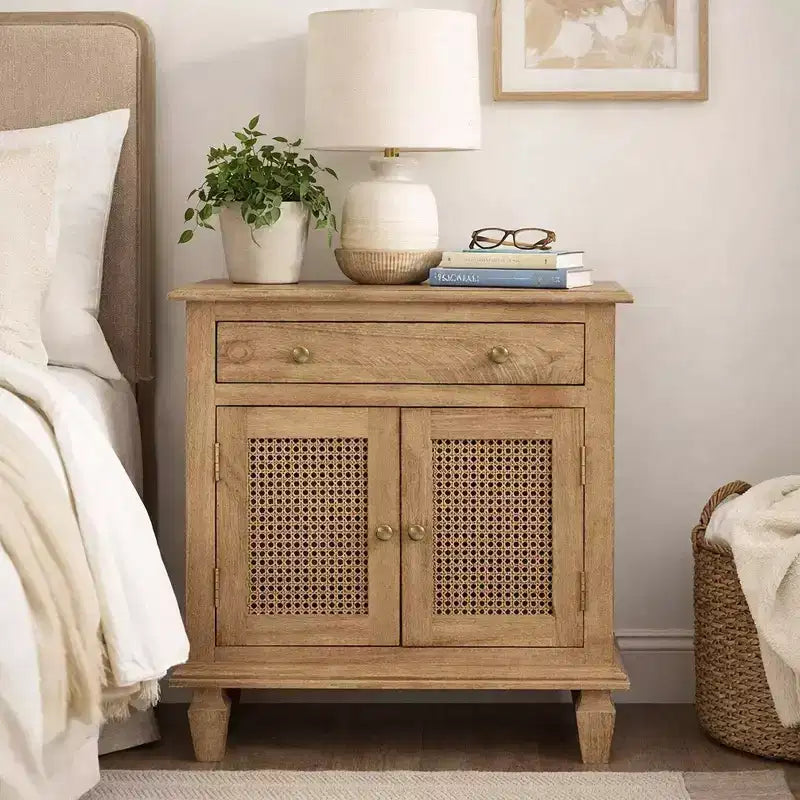 La Table de Chevet Urban Port 30", Portes d'Armoire en Rotin et Façades de Tiroirs en Bois de Mangue Sablé Marron