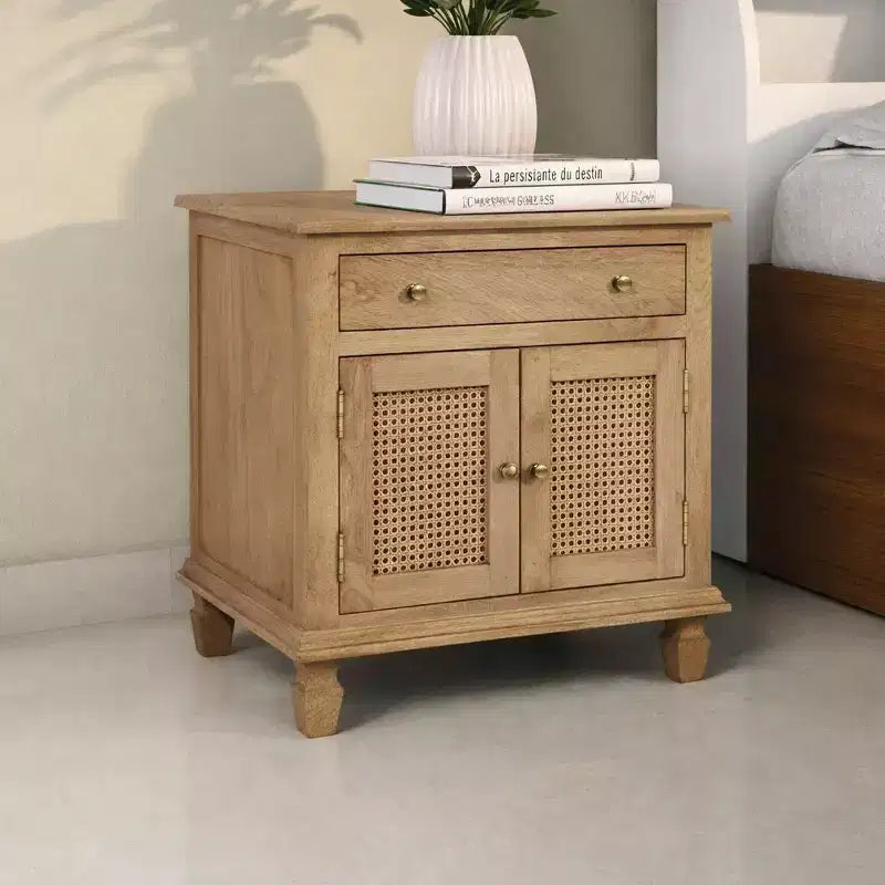 La Table de Chevet Urban Port 30", Portes d'Armoire en Rotin et Façades de Tiroirs en Bois de Mangue Sablé Marron