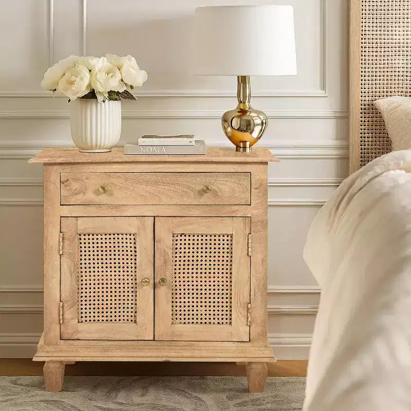 La Table de Chevet Urban Port 30", Portes d'Armoire en Rotin et Façades de Tiroirs en Bois de Mangue Sablé Marron