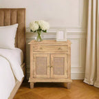 La Table de Chevet Urban Port 30", Portes d'Armoire en Rotin et Façades de Tiroirs en Bois de Mangue Sablé Marron