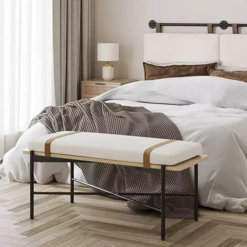 Banc Nathan James Thatcher en bois et métal avec coussin amovible : bord incurvé, sangles en cuir végétalien, fermeture éclair, nettoyage facile