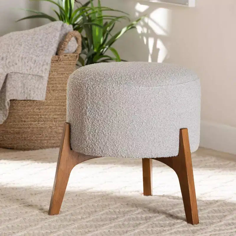 Pouf Ottoman Elkie en tissu et bois gris clair/noyer – Baxton Studio : Inspiration Japandi, revêtement bouclette, pieds fuselés