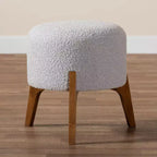 Pouf Ottoman Elkie en tissu et bois gris clair/noyer – Baxton Studio : Inspiration Japandi, revêtement bouclette, pieds fuselés
