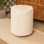 Pouf rond en velours de coton Storied Home avec passepoil crème : Repose-pieds rembourré, base en bois de pin, capacité de 150 kg