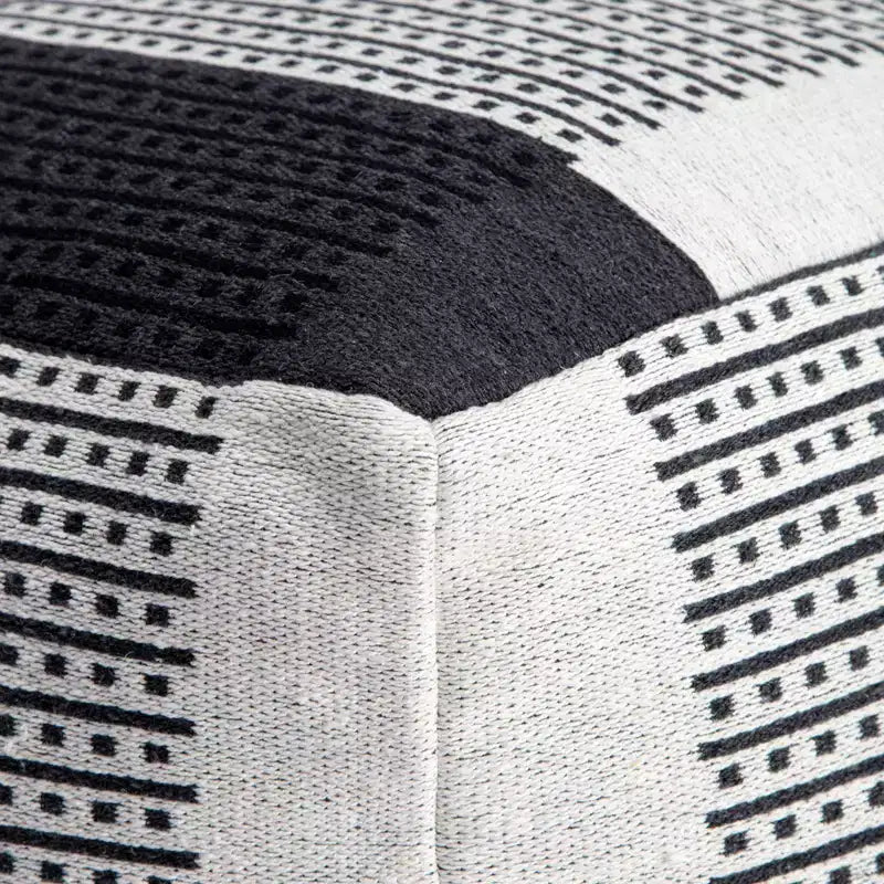 Pouf Carrapateira Noir/Ivoire - Anji Mountain : Ottoman moderne abstrait tapissé fait main, Coton texturé, 53 cm Carré