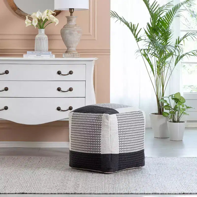 Pouf Carrapateira Noir/Ivoire - Anji Mountain : Ottoman moderne abstrait tapissé fait main, Coton texturé, 53 cm Carré