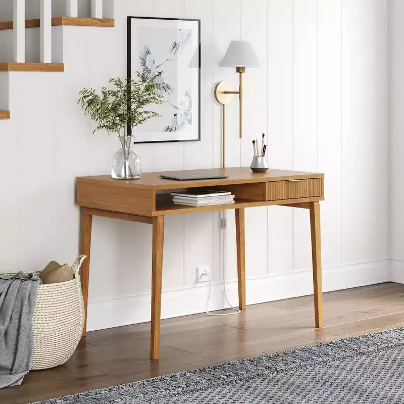 Bureau Nathan James Bohème en bois cannelé avec tiroir et casier ouvert, marron naturel : Surface en placage, cadre en bois, nettoyer les taches, 78,7 cm H x 109,2 cm L x 61 cm P