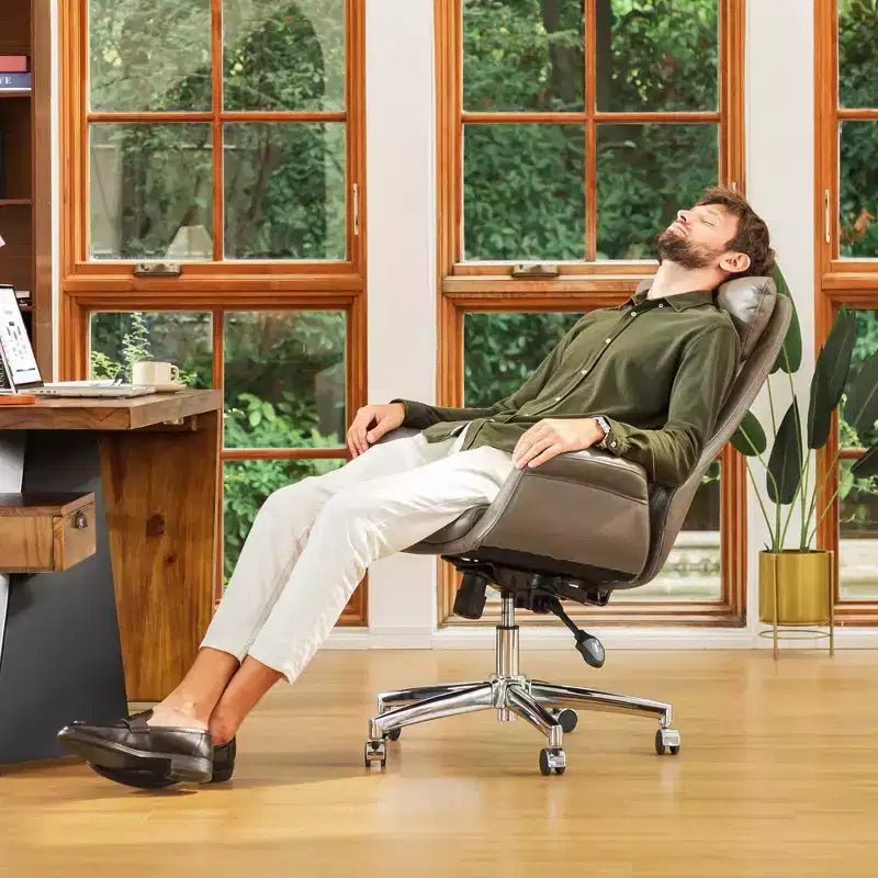 Chaise de bureau pivotante réglable à dossier haut en similicuir marron de style Mid-Century Modern - Gris - Glitzhome : Rembourrée avec accoudoirs fixes et cadre en contreplaqué
