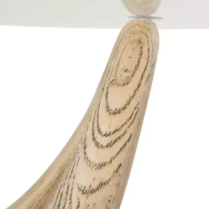 Table basse abstraite Olivia & May Cement avec base abstraite ondulée et plateau en verre triangulaire beige