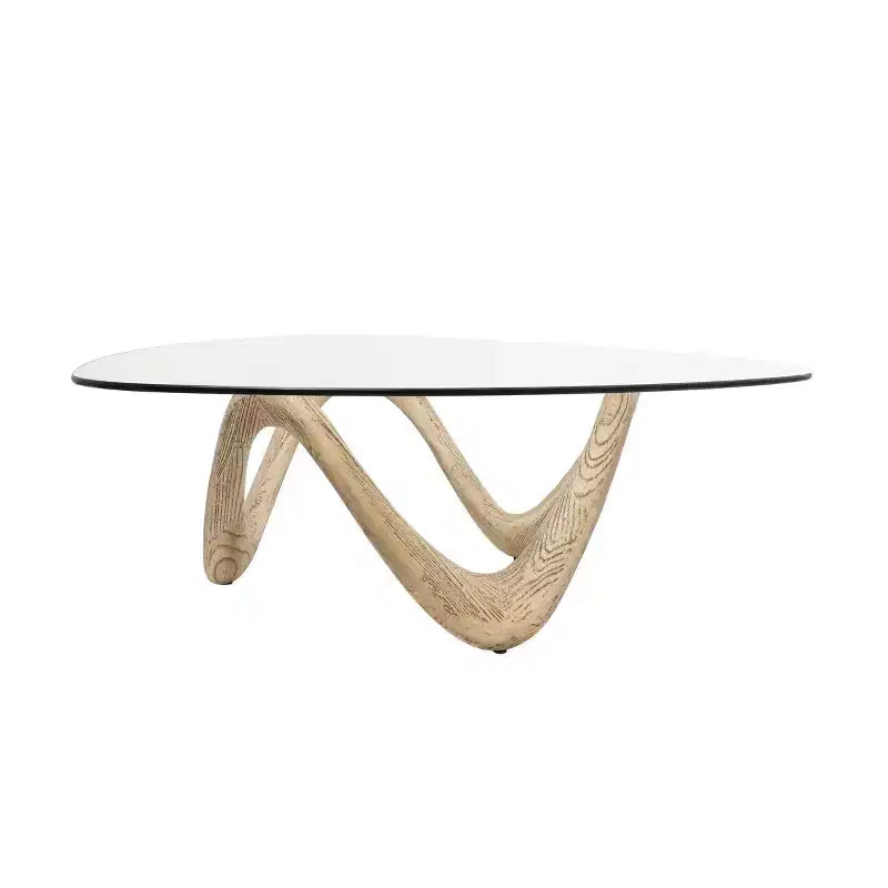 Table basse abstraite Olivia & May Cement avec base abstraite ondulée et plateau en verre triangulaire beige