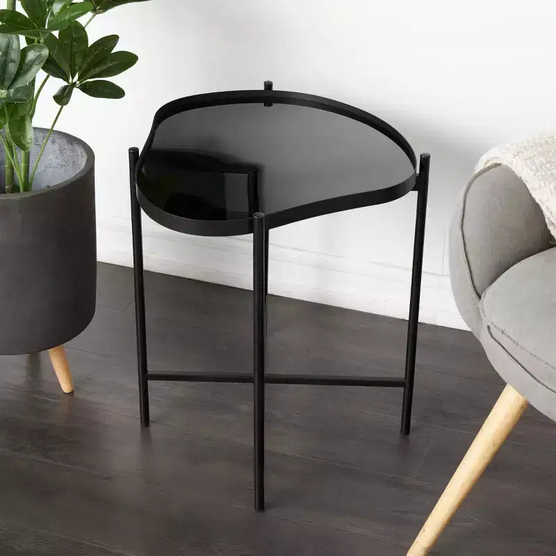 Table d'appoint abstraite ondulée en métal Olivia & May : aucun assemblage, utilisation en intérieur, plateau en verre, 53 cm de hauteur