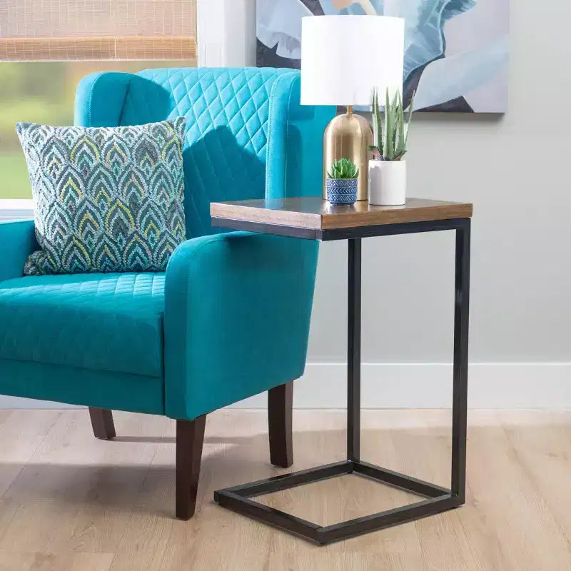 Table d'appoint style traditionnel Hamri, bois de noyer et structure en métal noir vieilli à la main - Powell : À côté du canapé, utilisation en chambre
